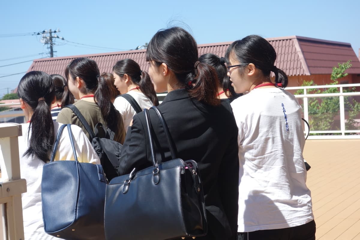 見学中の学生